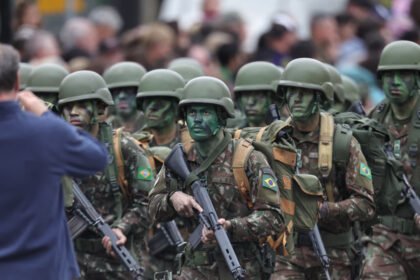 203 anos da Independência: 6,5 mil pessoas desfilam no 7 de Setembro em Curitiba